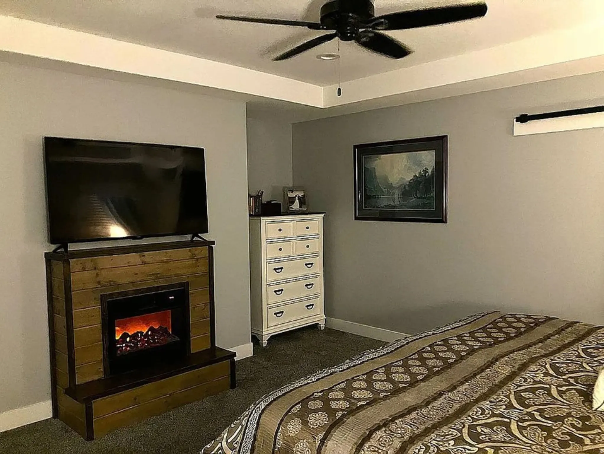 Tray ceiling with recessed lighting