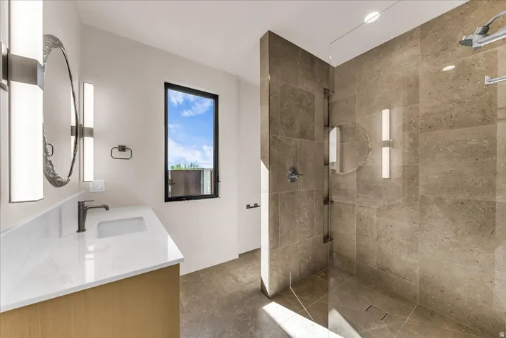 Floating vanity with quartz countertop, undermount sink, and matte black faucet