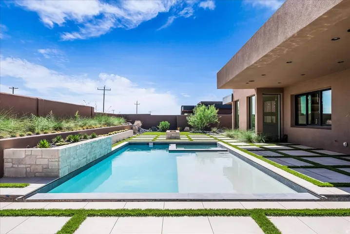 Resort-style pool with integrated spa and sun shelf