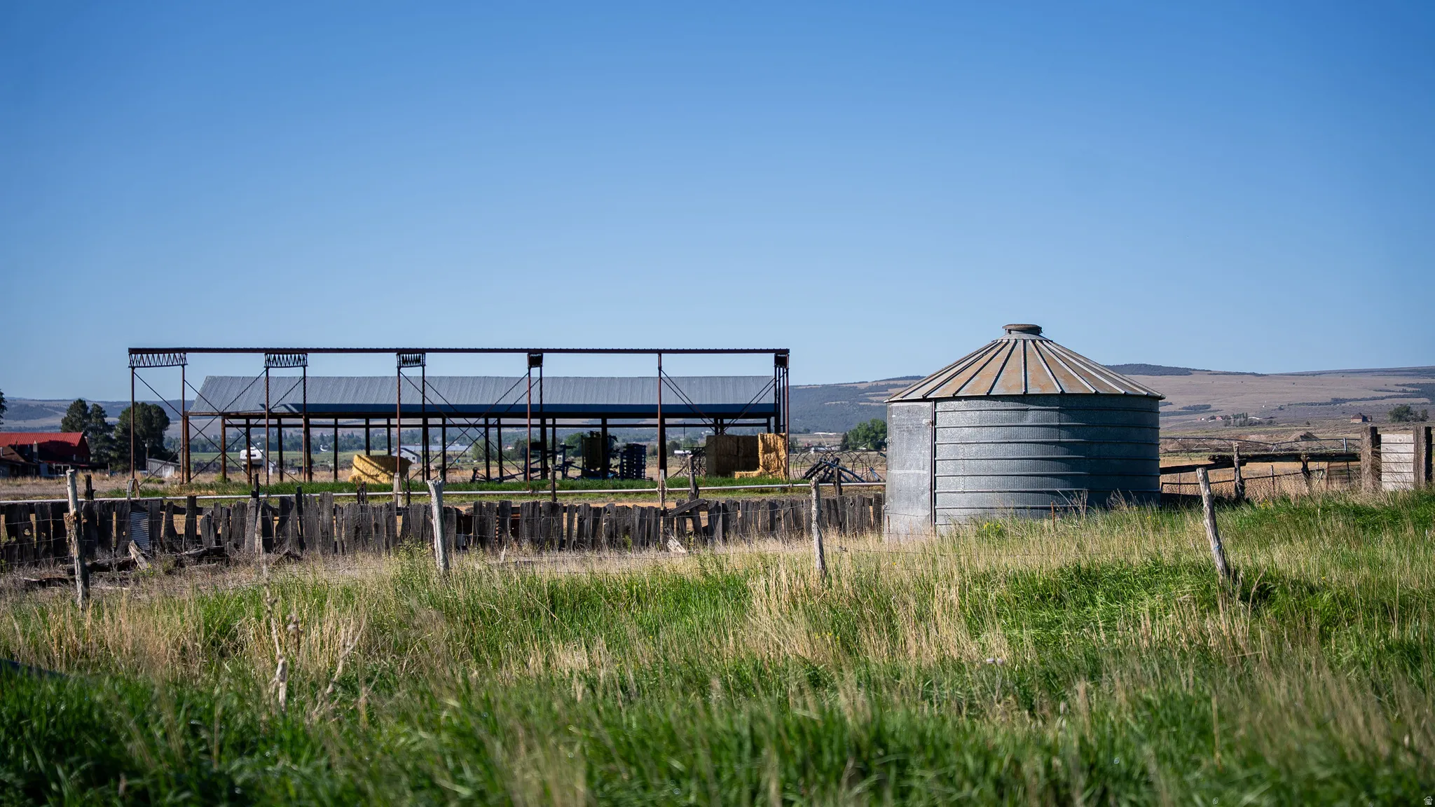 Metal grain silo