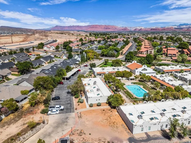 Community with a central swimming pool and surrounding residential structures