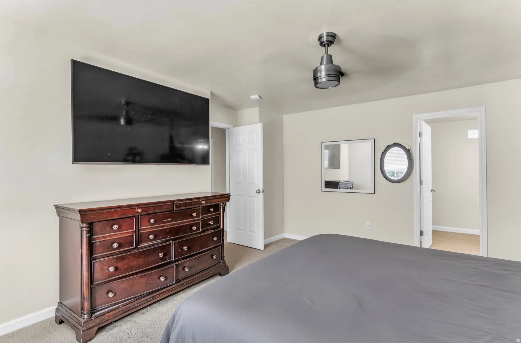 Ceiling fan with integrated lighting
