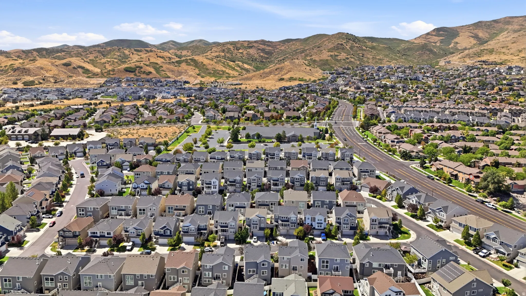 Residential community featuring varied architectural styles and extensive infrastructure