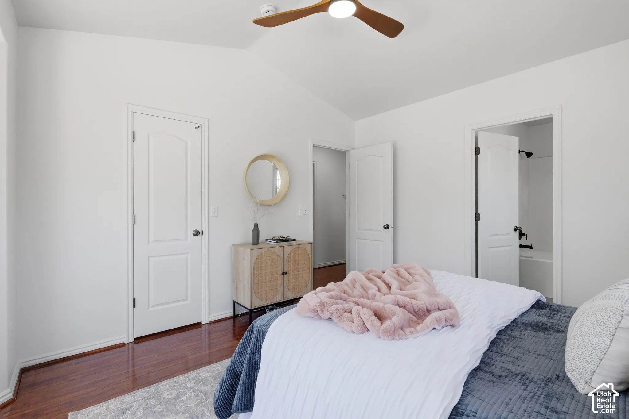 Vaulted ceiling with a ceiling fan