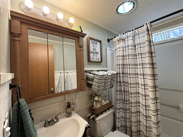 Wall-mounted vanity light fixture