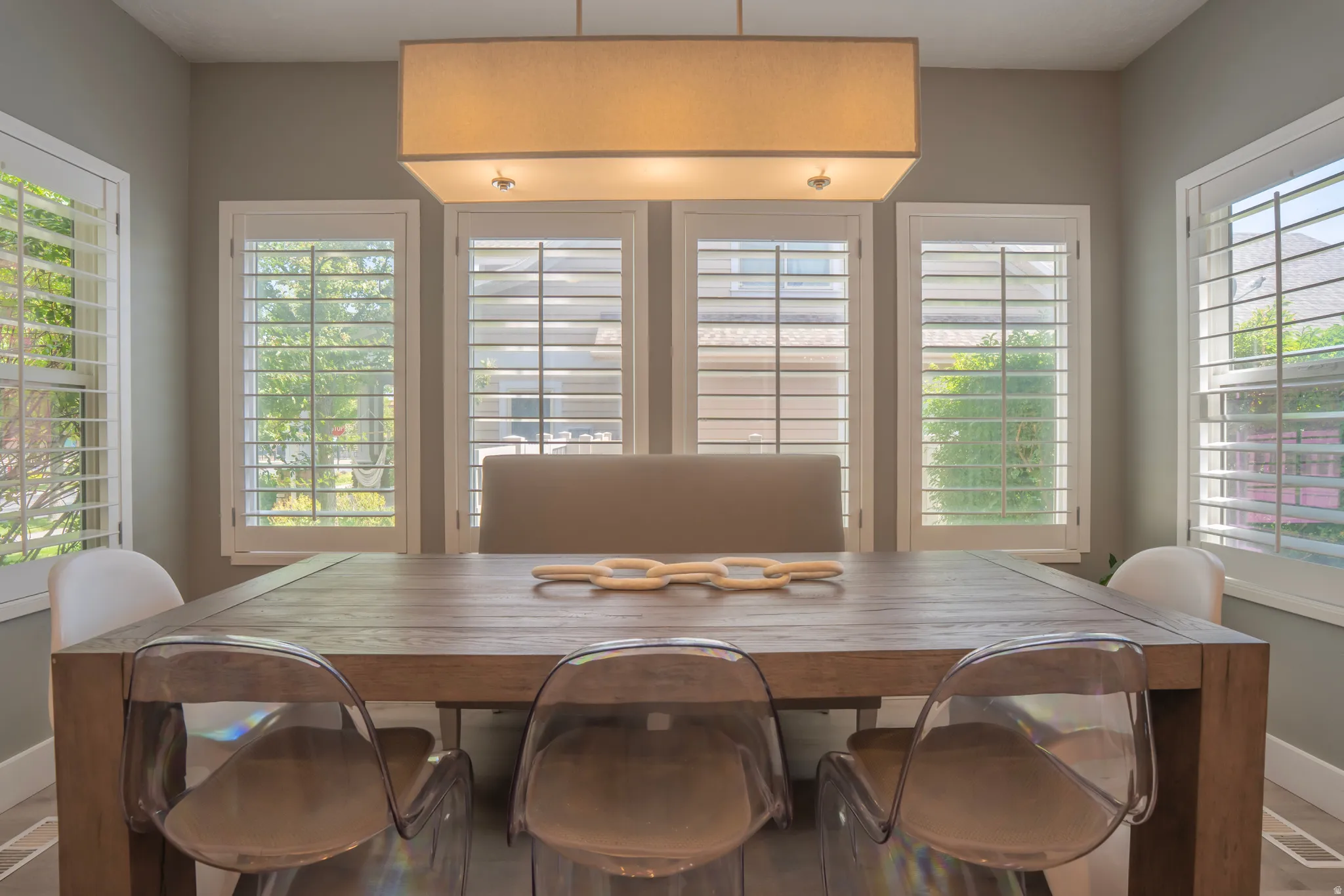 Recessed ceiling with an overhead rectangular light fixture