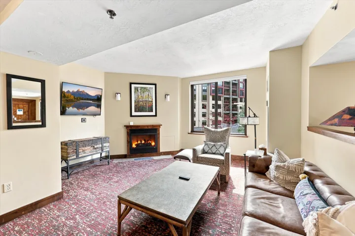 Corner fireplace with wood-finish mantel and hearth