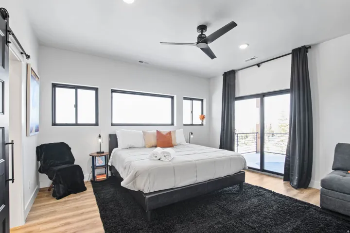Vaulted ceiling with recessed lighting and a ceiling fan