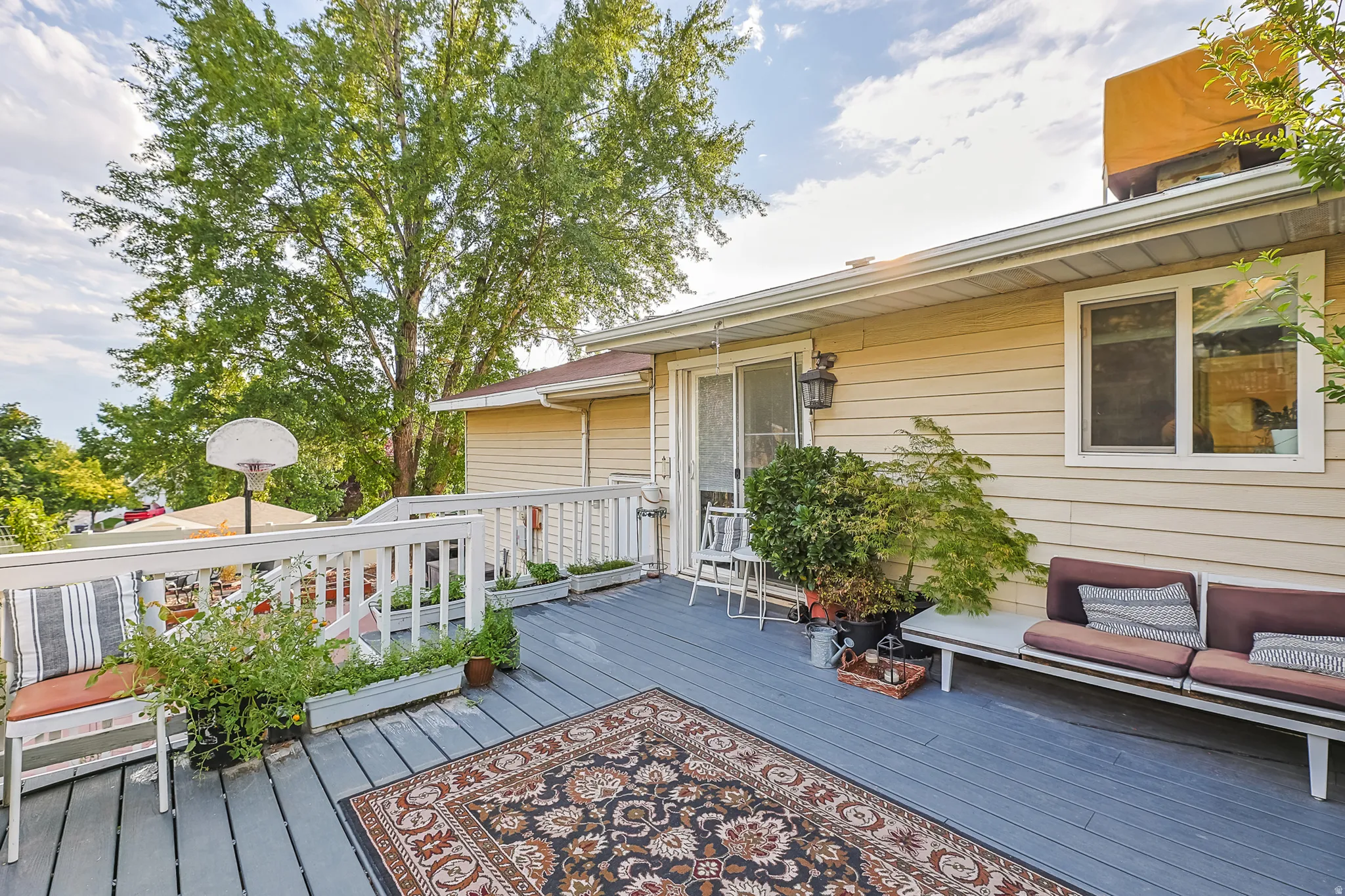 Expansive deck