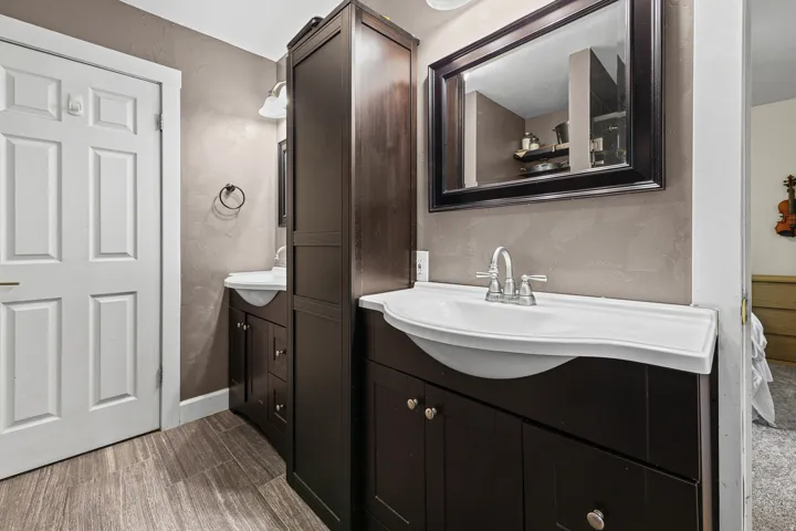 Jack n Jill bathroom - 2 sinks and extra storage