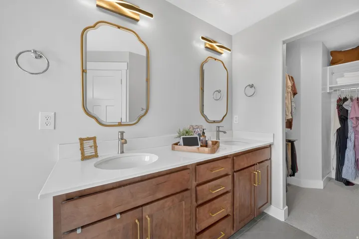 Dual vanity with undermount sinks and quartz countertops