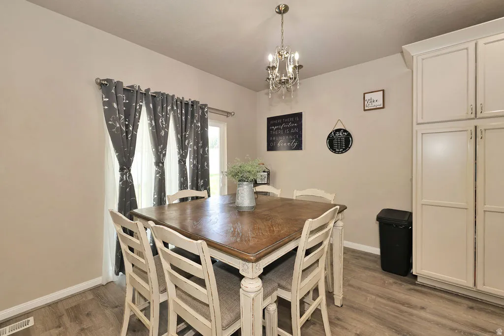 Wood-finish flooring with neutral wall tones