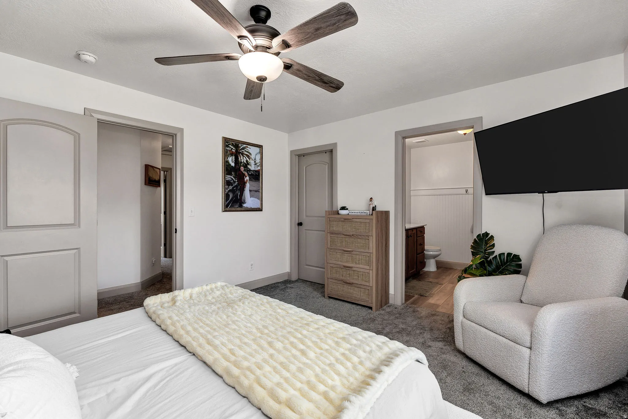 Recessed lighting, ceiling fan with integrated light fixture, and wood-finish flooring in the bathroom
