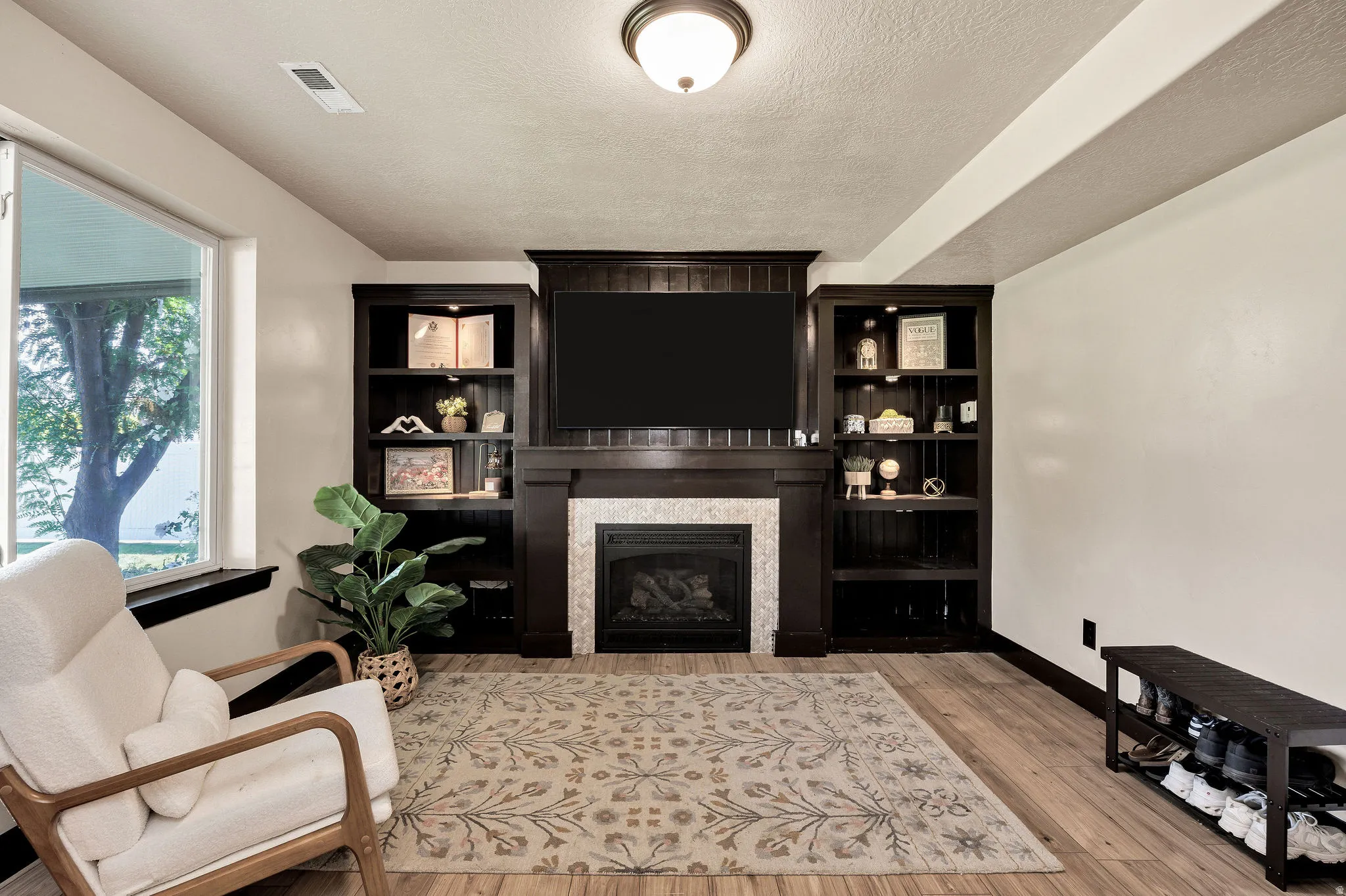 Built-in shelving flanking a fireplace with a tiled surround