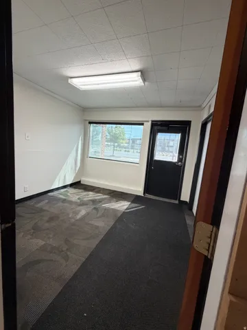 Recessed ceiling with fluorescent lighting, large window,