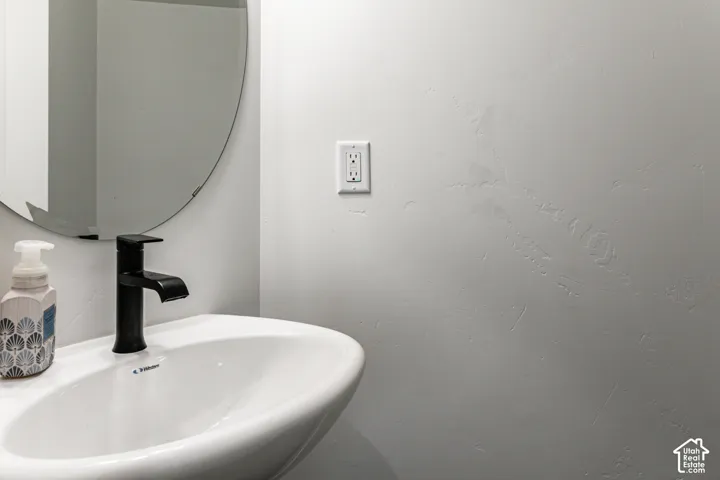 Wall-mounted round mirror