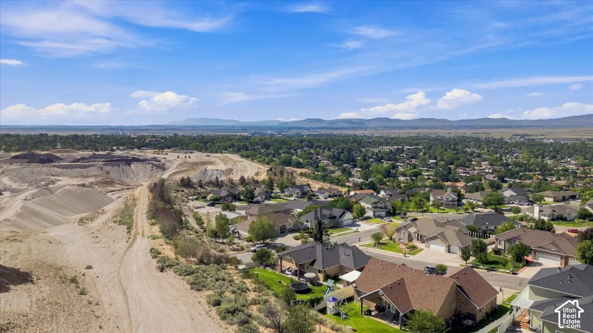 Expansive neighborhood setting with numerous residential structures and distant mountain ranges