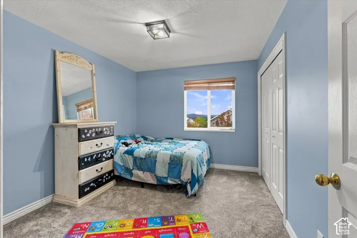 Recessed window with wood-tone blinds, square flush mount ceiling light, and bi-fold closet doors