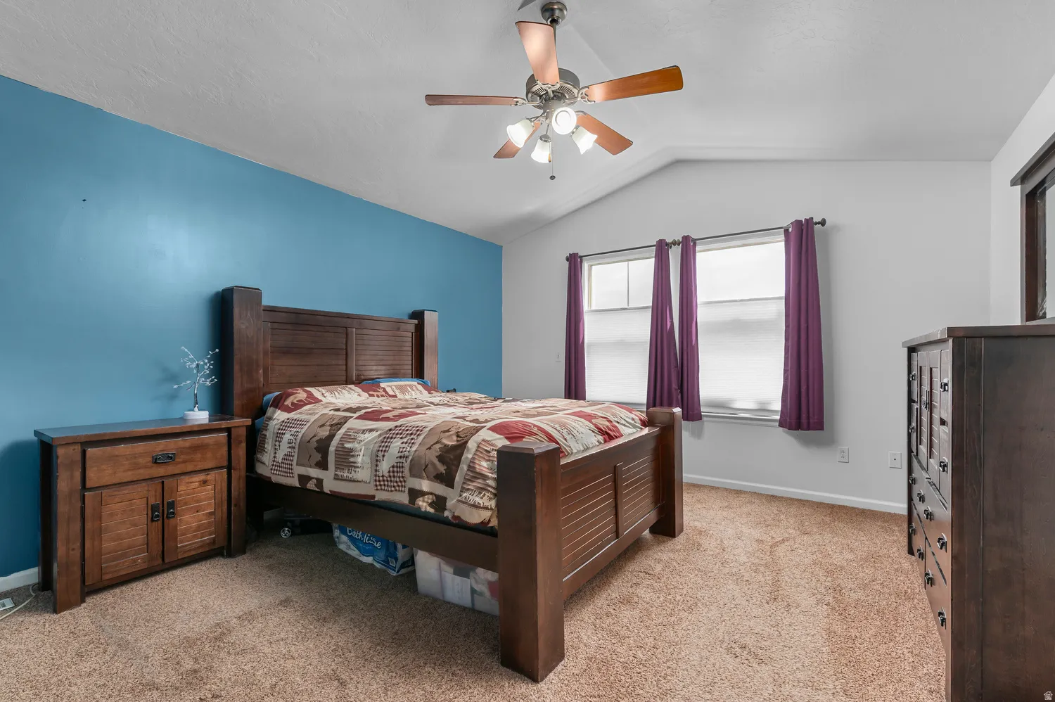 Vaulted ceiling with an attached ceiling fan and light fixture