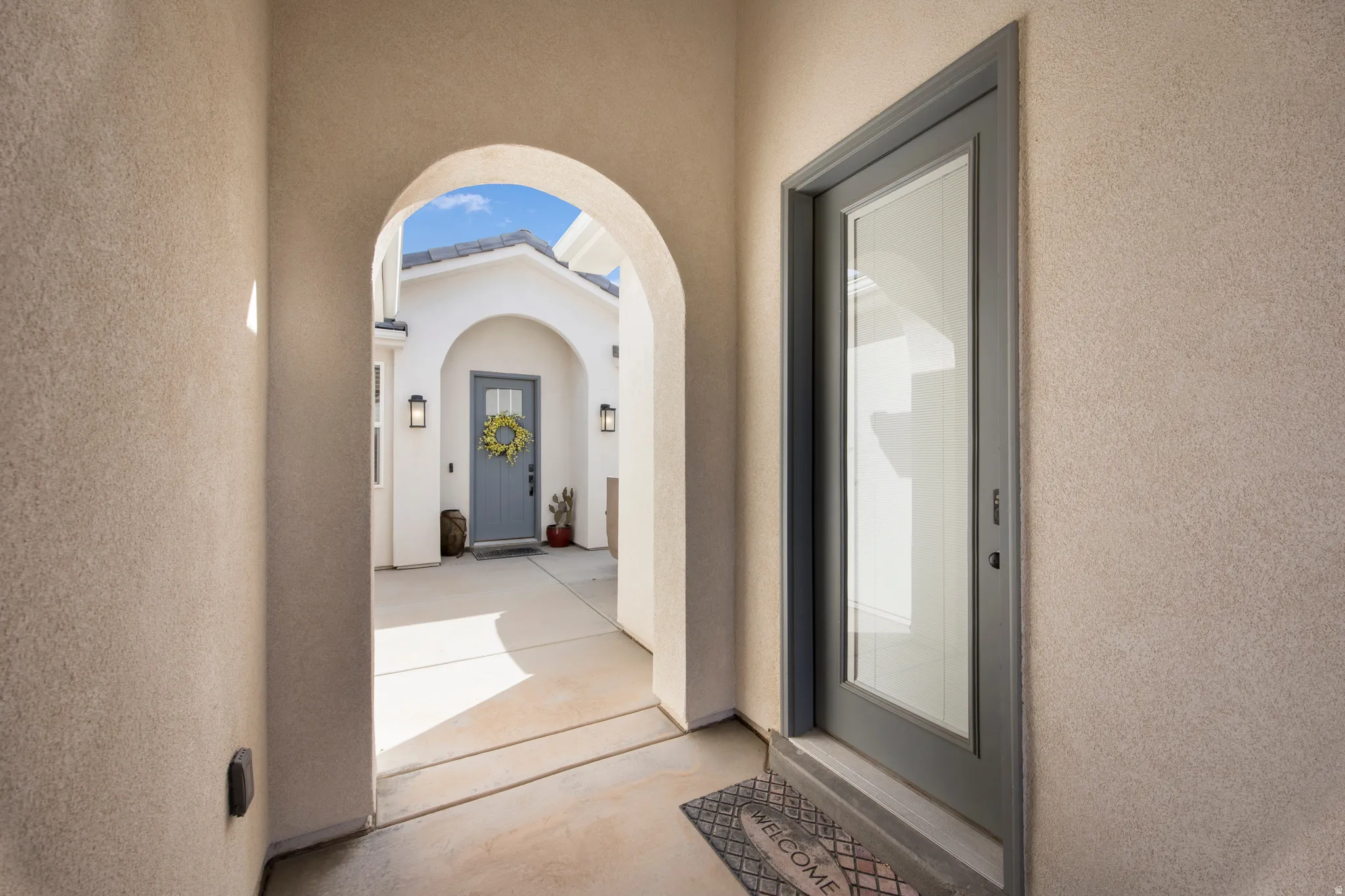 Archway entry with stucco finishes
