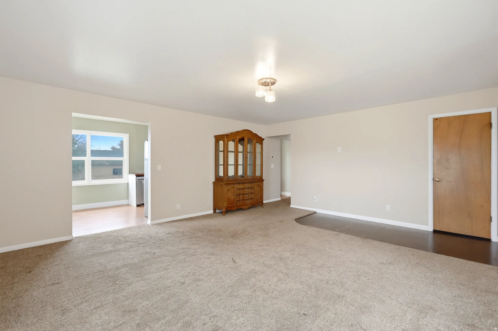 Recessed lighting, neutral wall tones, and a carpeted floor