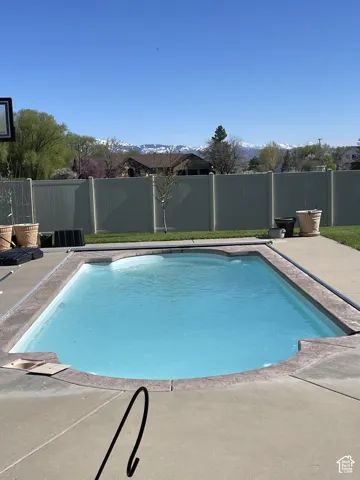In-ground gunite swimming pool