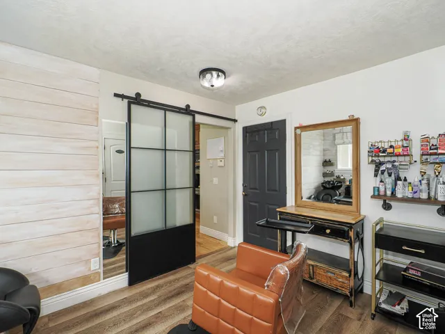 Salon/laundry