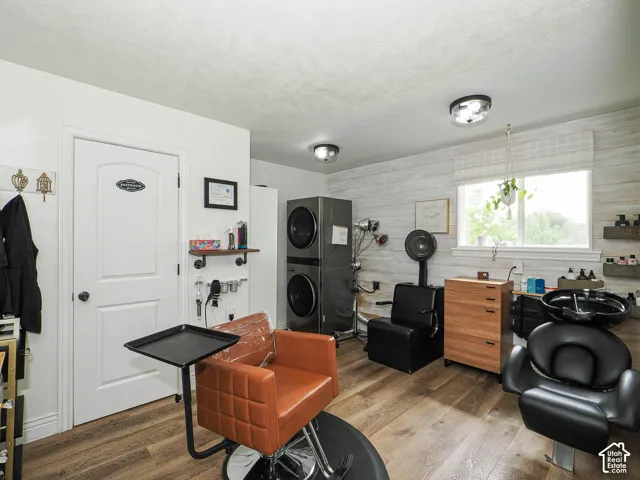 Salon/laundry