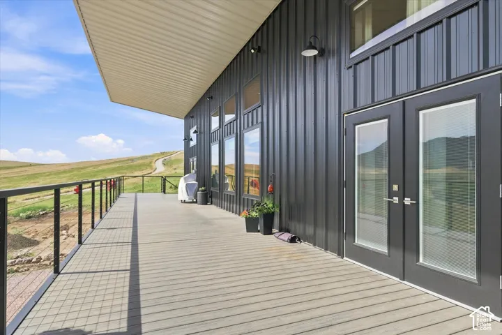 Expansive deck with composite decking and cable railing
