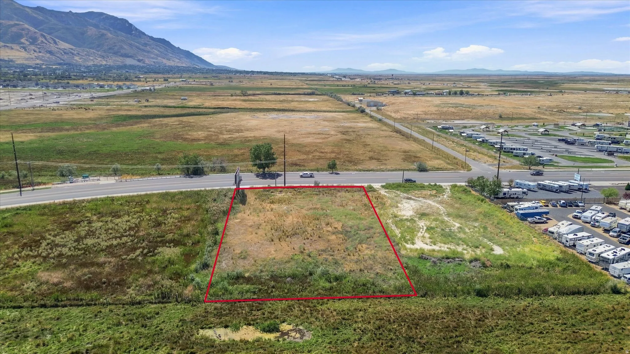Expansive land parcel with direct road frontage