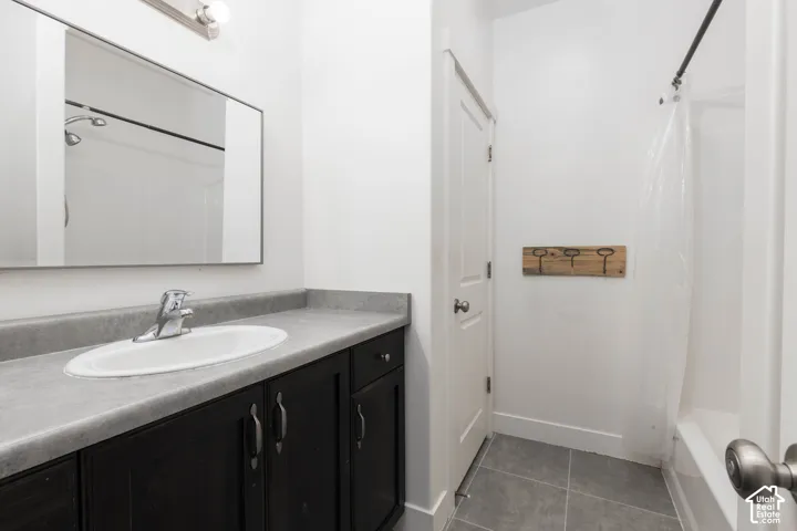 Full Bath in Hall