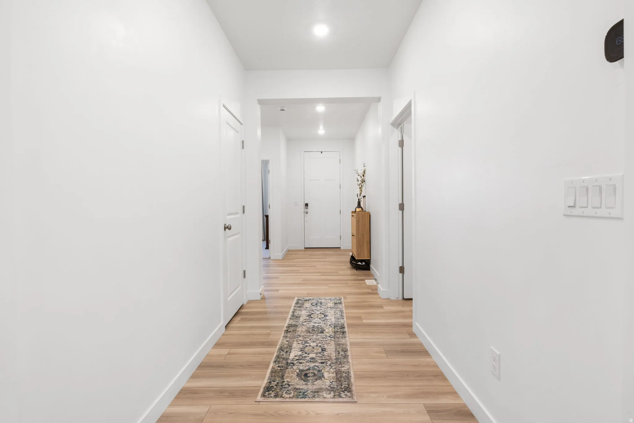 Entrance hallway to front door.