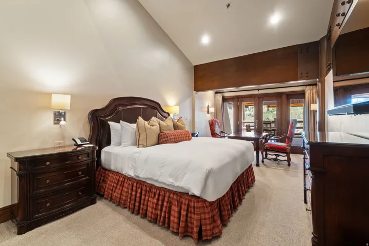 Vaulted ceiling with recessed lighting