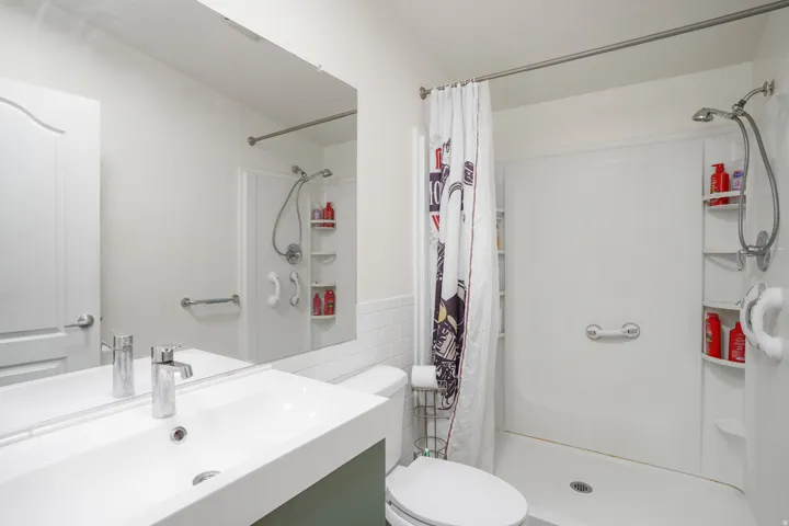 White vanity with an integrated sink and chrome faucet