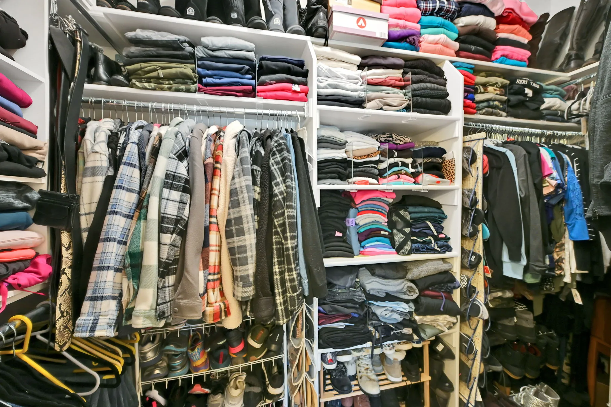 MASTER BEDROOM CLOSET.