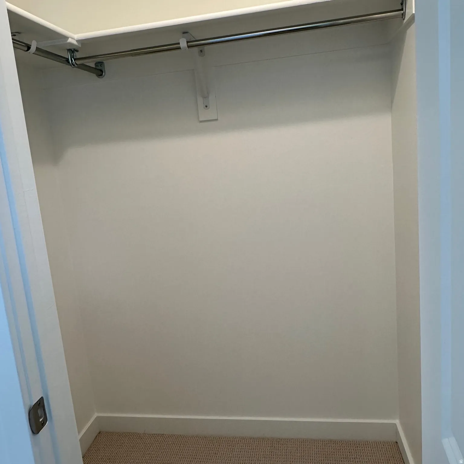 Integrated closet shelving and hanging rod system
