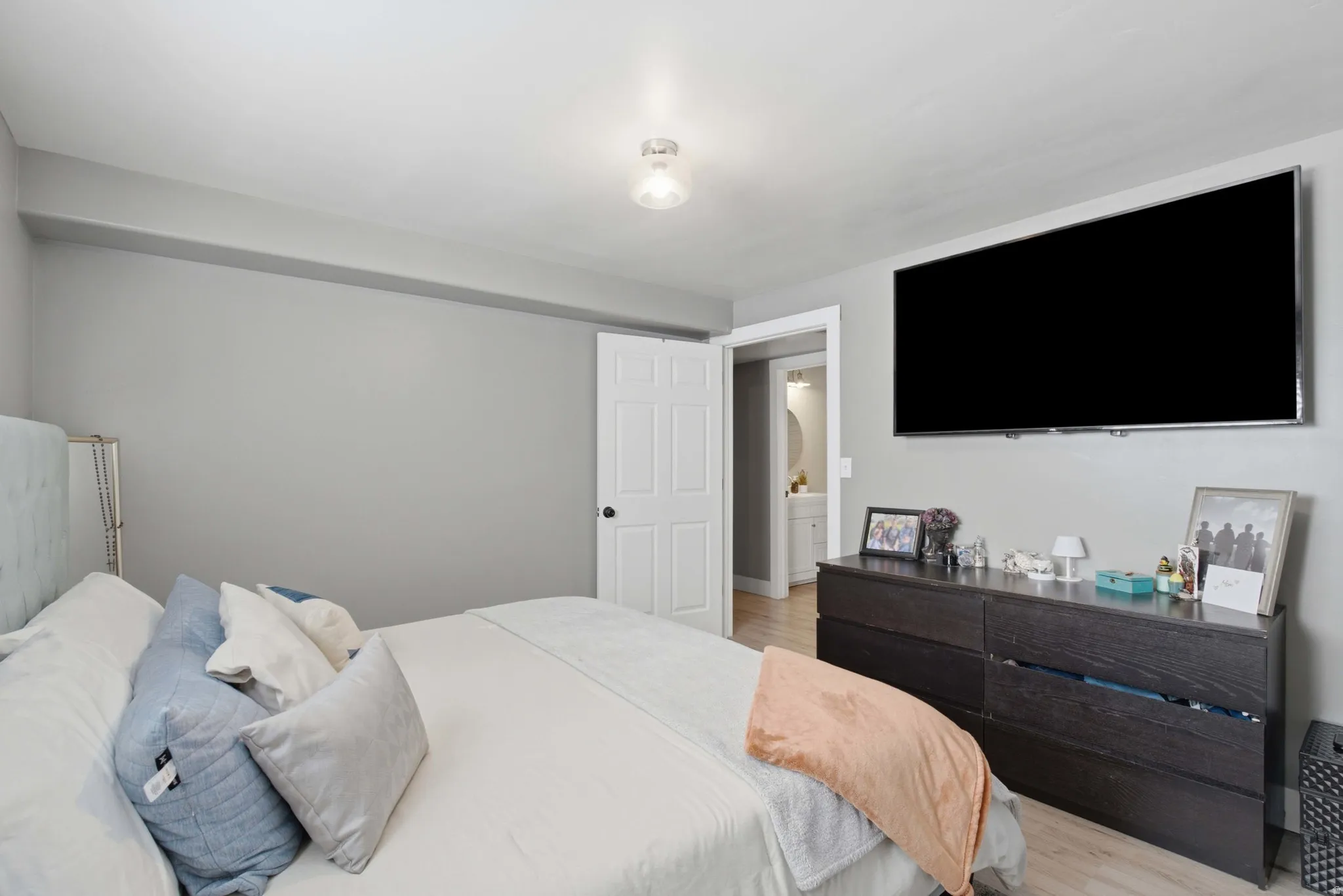 Recessed ceiling light fixture and light wood-finish flooring