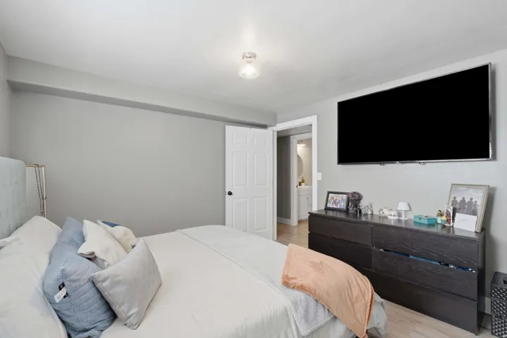 Recessed ceiling light fixture and light wood-finish flooring