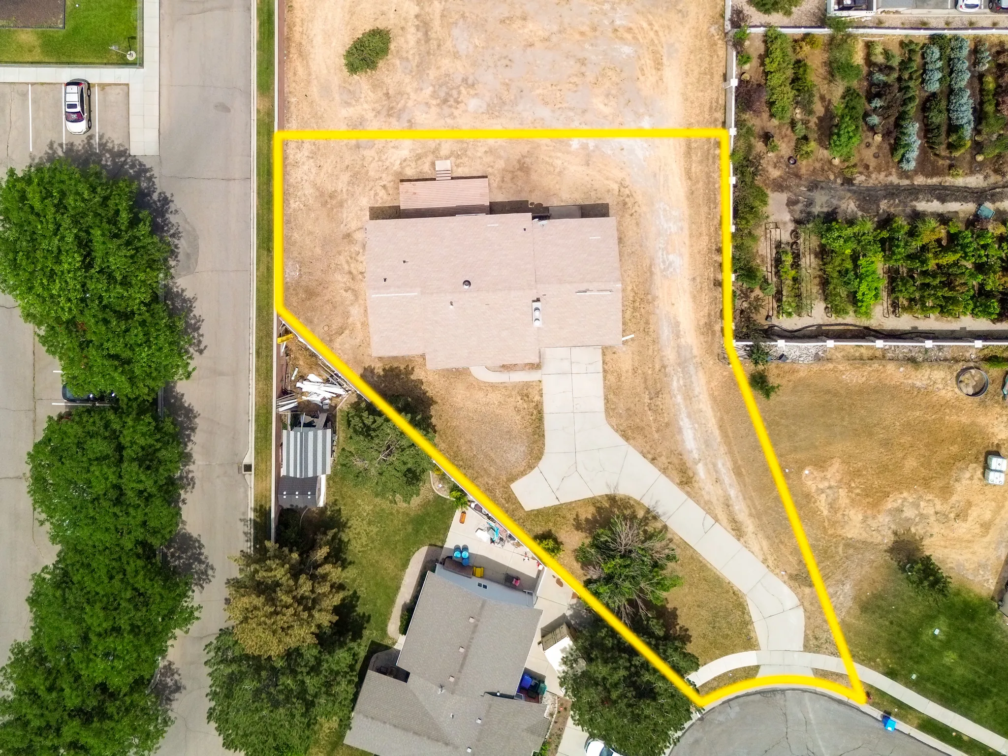 Property features a paved driveway and a cul-de-sac entry