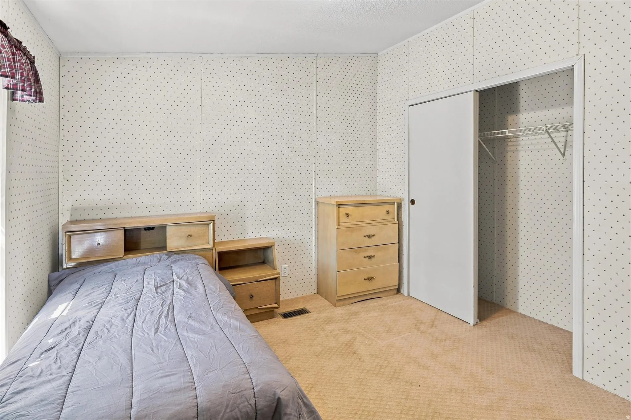 Wall-to-wall carpeting and neutral wall coverings