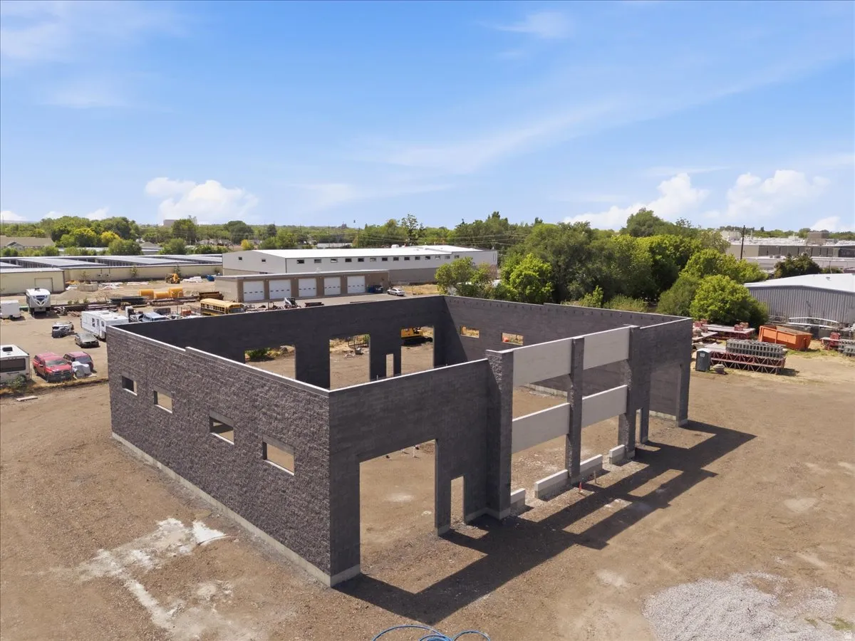 Concrete block construction with multiple window openings