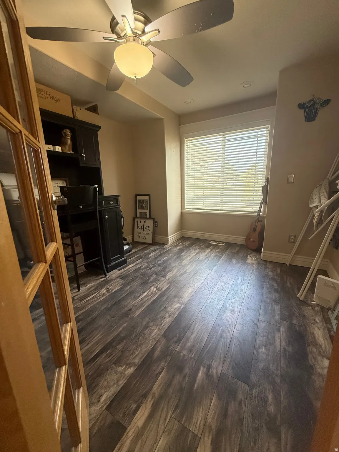 Wood-finish flooring, ceiling fan with integrated lighting, recessed lighting, and a window with blinds