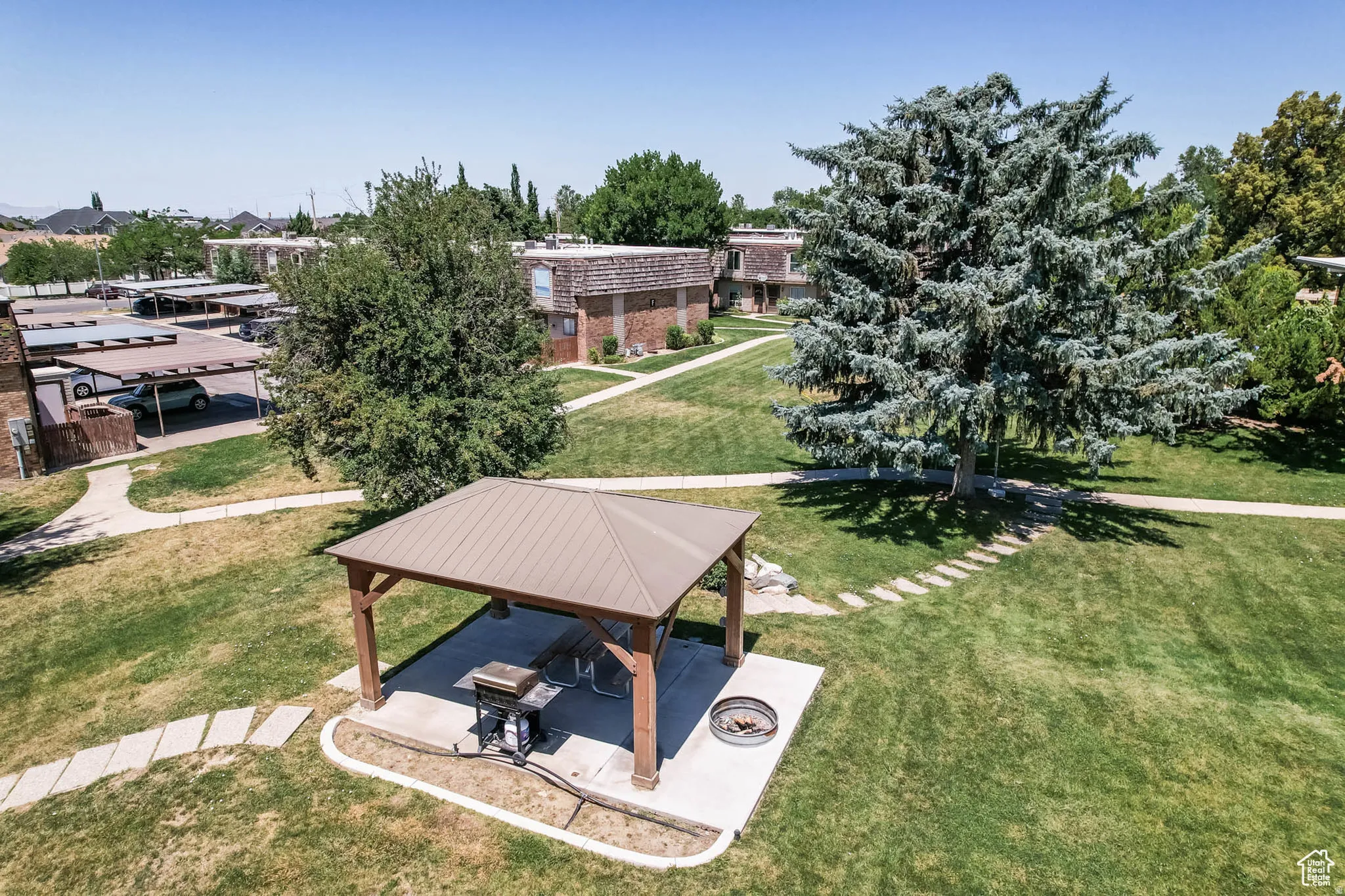Community amenities include a pool, hot tub, clubhouse and fitness room.