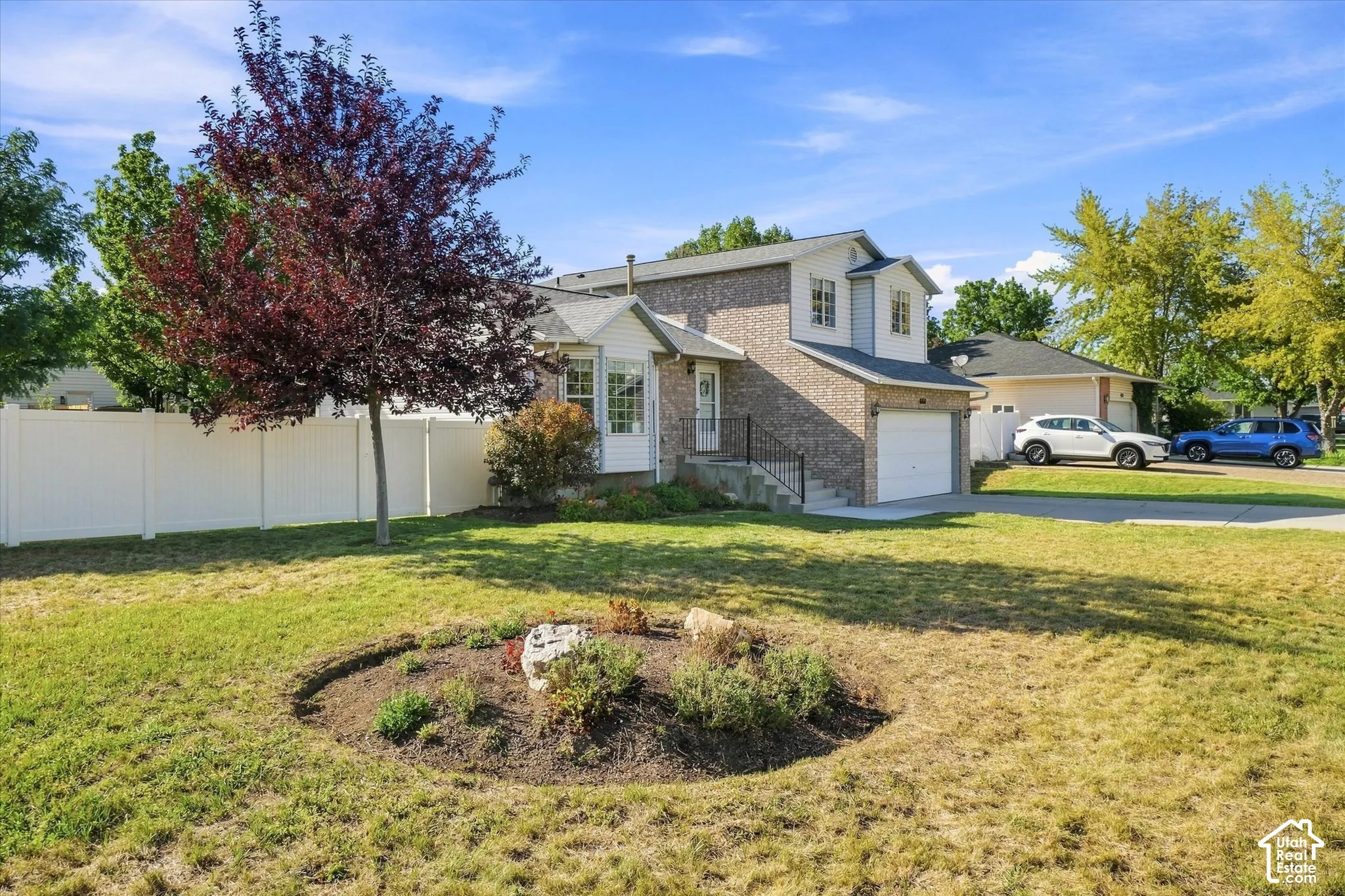 Exterior showing expansive front yard