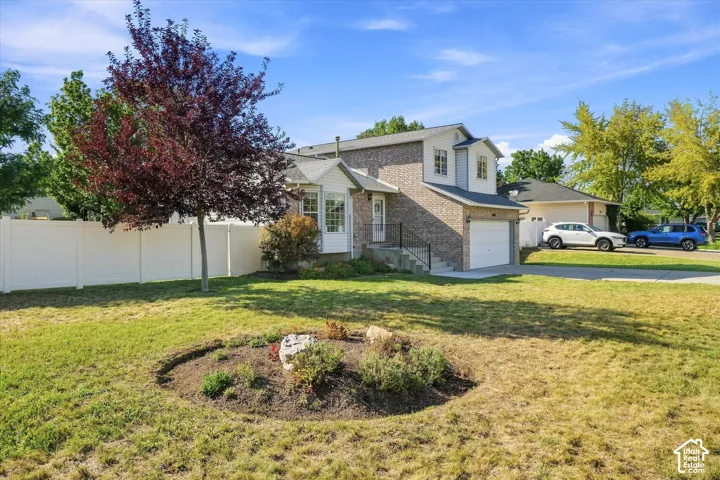 Exterior showing expansive front yard