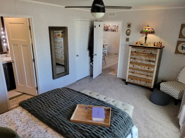Wall-to-wall carpeting with a ceiling fan