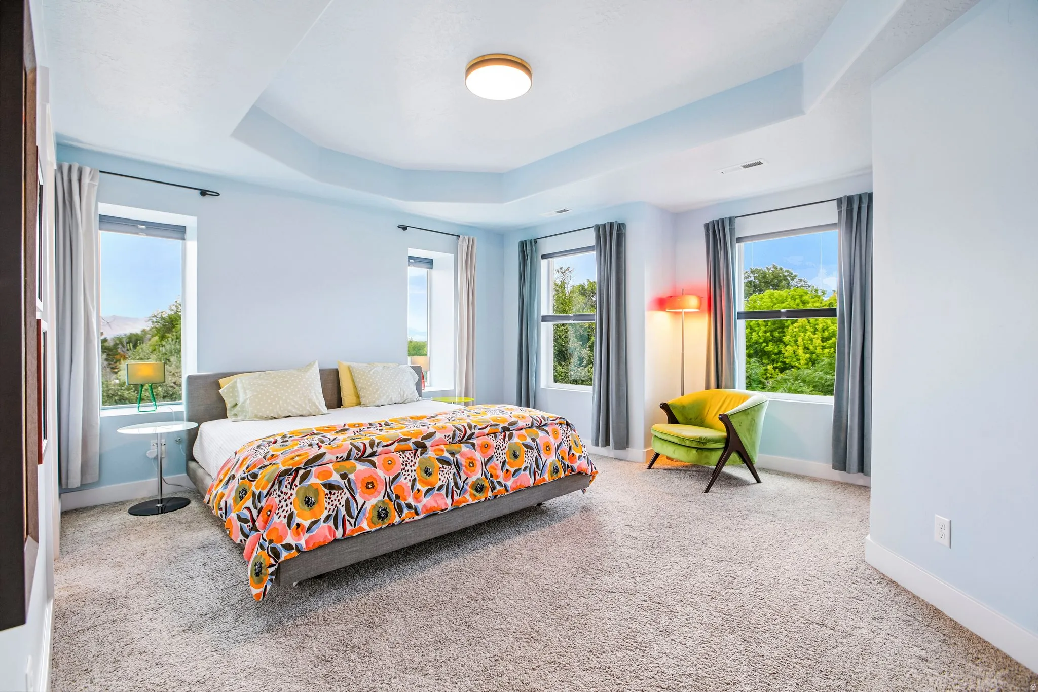Tray ceiling with recessed lighting