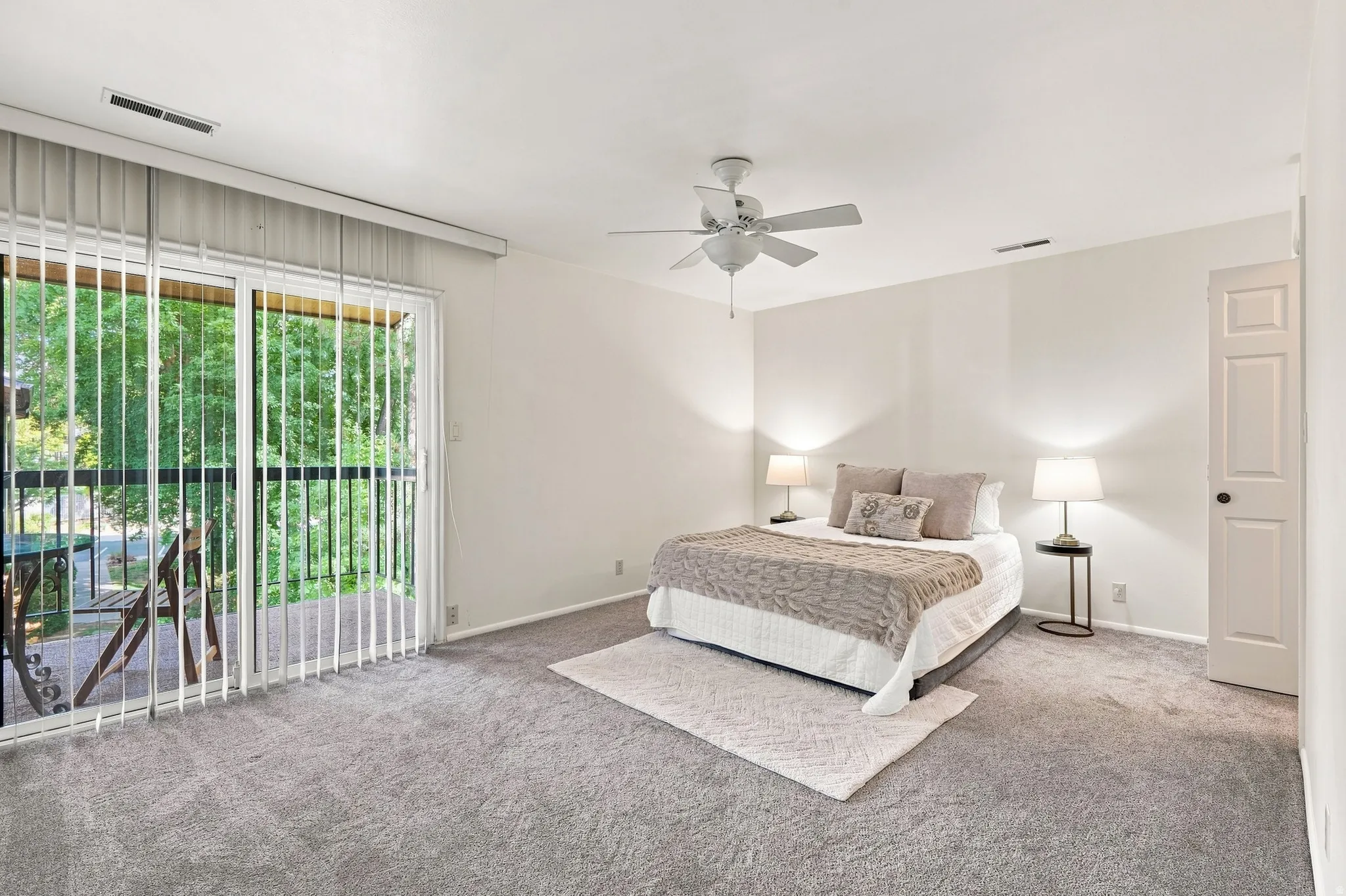 Primary bedroom with en suite bathroom and walk-in closet