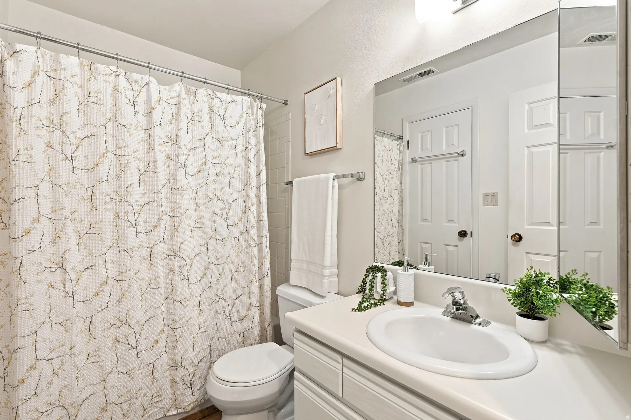 Hall bathroom with tub/shower