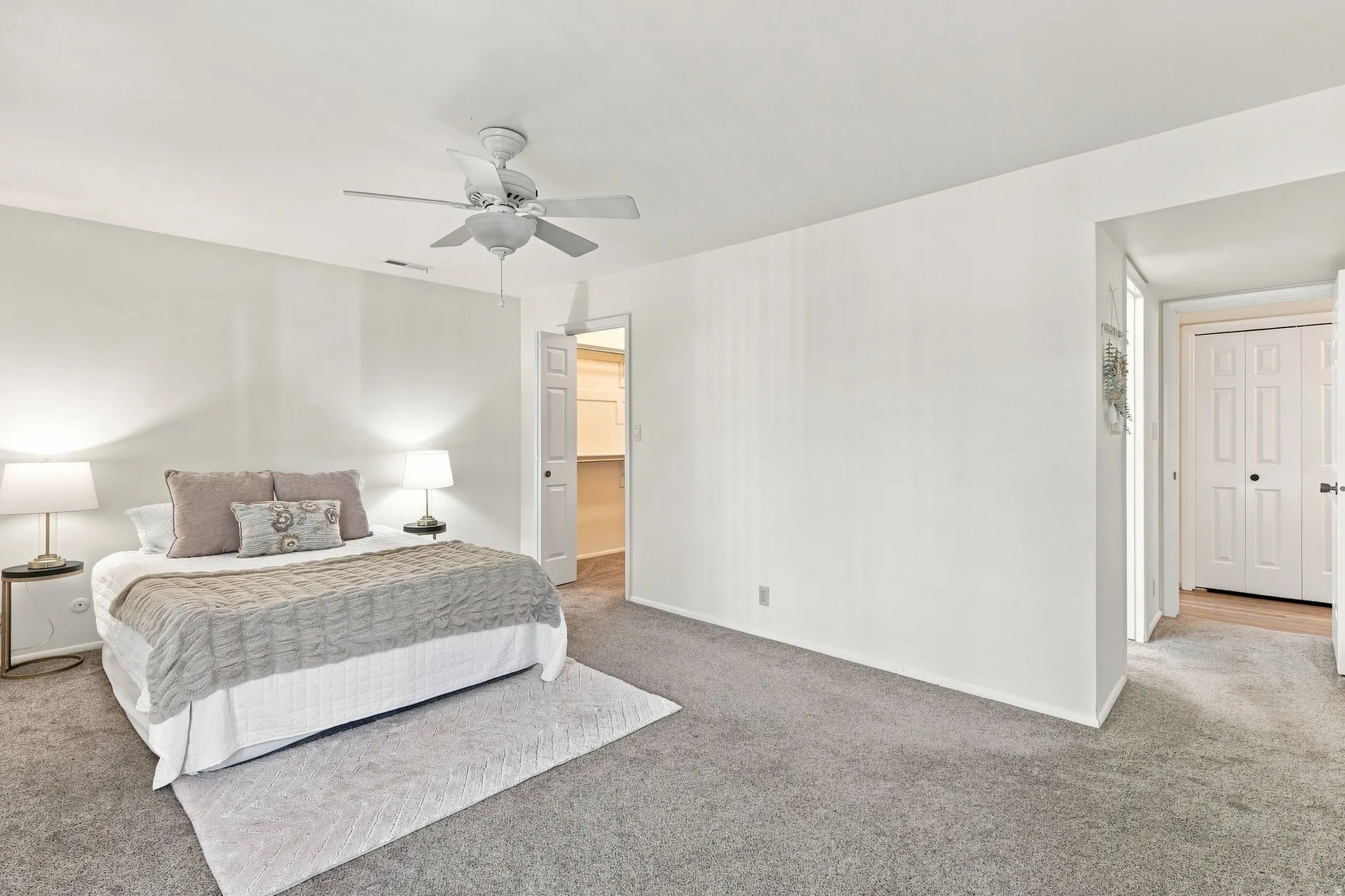 Primary bedroom with en suite bathroom and walk-in closet